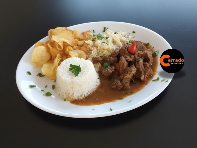 Picadinho ao Molho Madeira com Carne Macia e Molho Encorpado