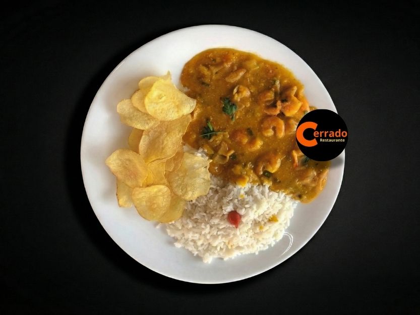 Bob&oacute; de Camar&atilde;o Cremoso com Arroz Branco, Farofa e Batata Chips
