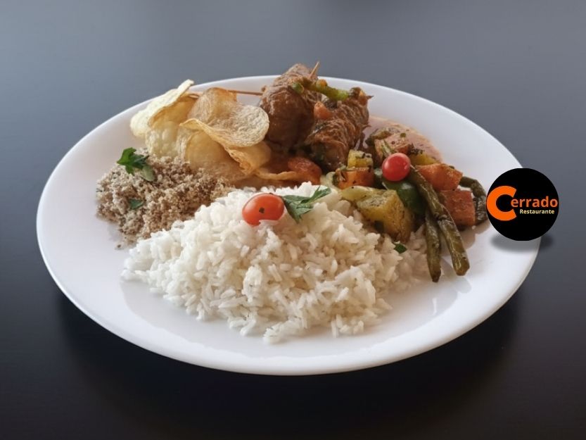 Bife a Rol&ecirc; Recheado ao Molho com Arroz, Farofa e Batata Chips