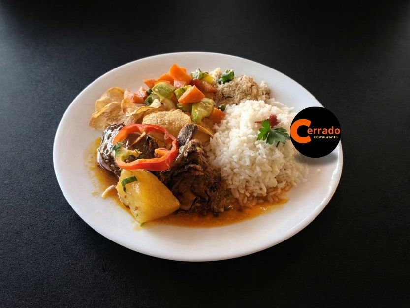 Costela Bovina Cozida que Desmancha com Arroz, Farofa e Legumes