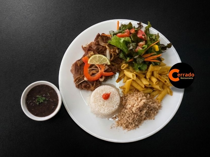"Novo" Bisteca Su&iacute;na Especial com Arroz, Feij&atilde;o Preto + Farofa Caseira