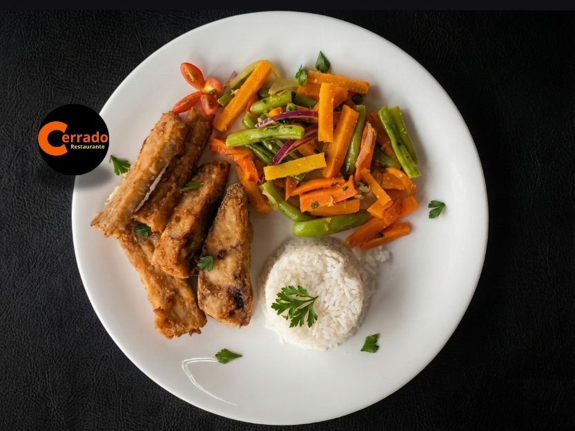Costelinha de Tambaqui com Arroz Branco ou Integral + Salada Fresca