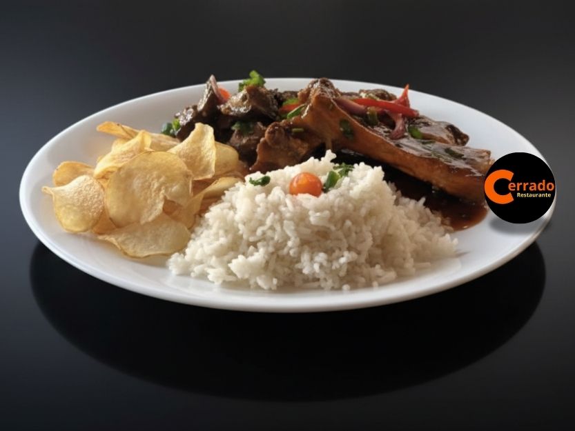 Costela Su&iacute;na ao Molho Barbecue com Arroz, Batata Chips e Legumes