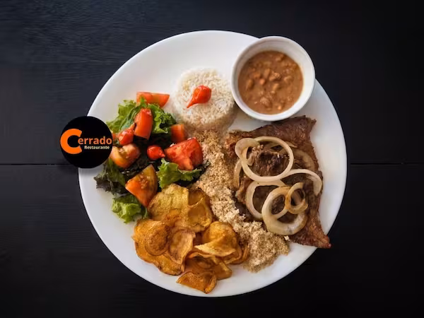 Bife Acebolado com Arroz, Feij&atilde;o e Macarr&atilde;o Alho e &Oacute;leo