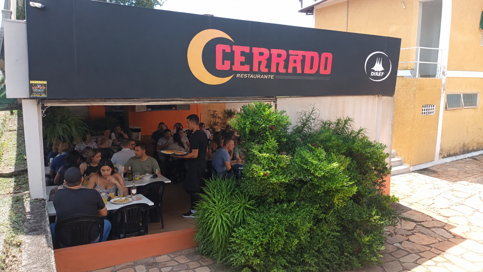 Ambiente confort&aacute;vel para o almo&ccedil;o no restaurante